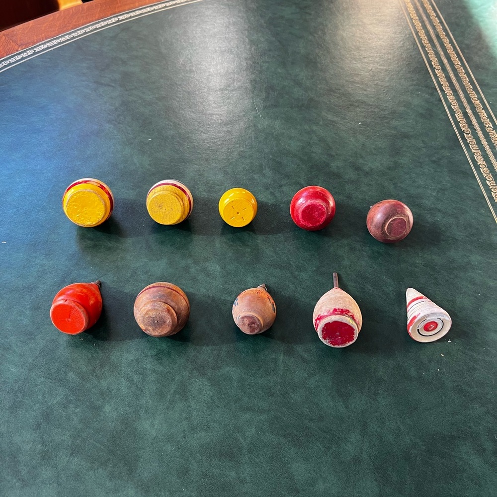 Buyer’s Choice Lot #6 of Antique Vintage Painted Wooden Spinning Tops - Picture 6 of 11